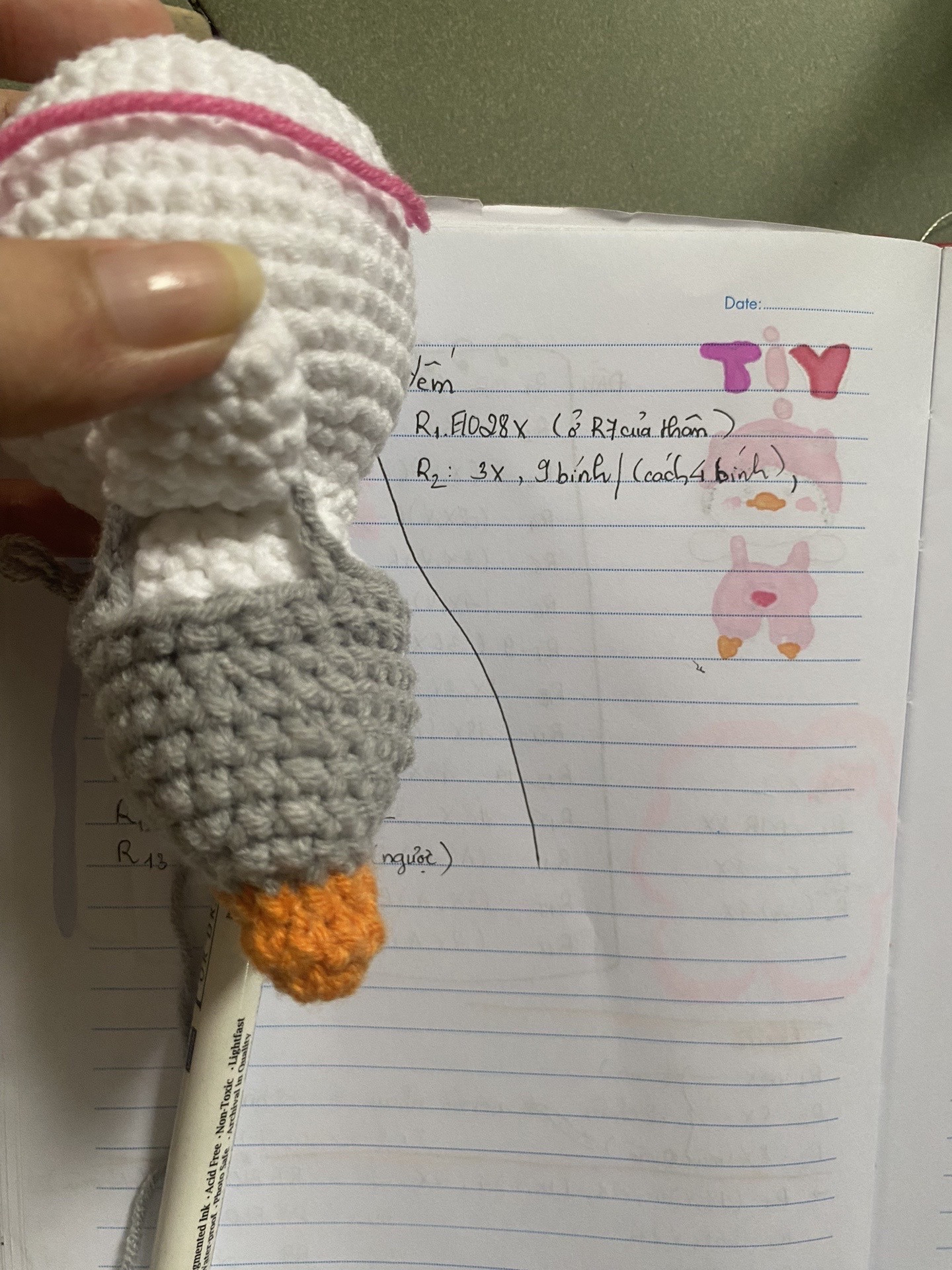 Hướng dẫn móc búp bê vịt mặc quần yếm gấu dễ thương