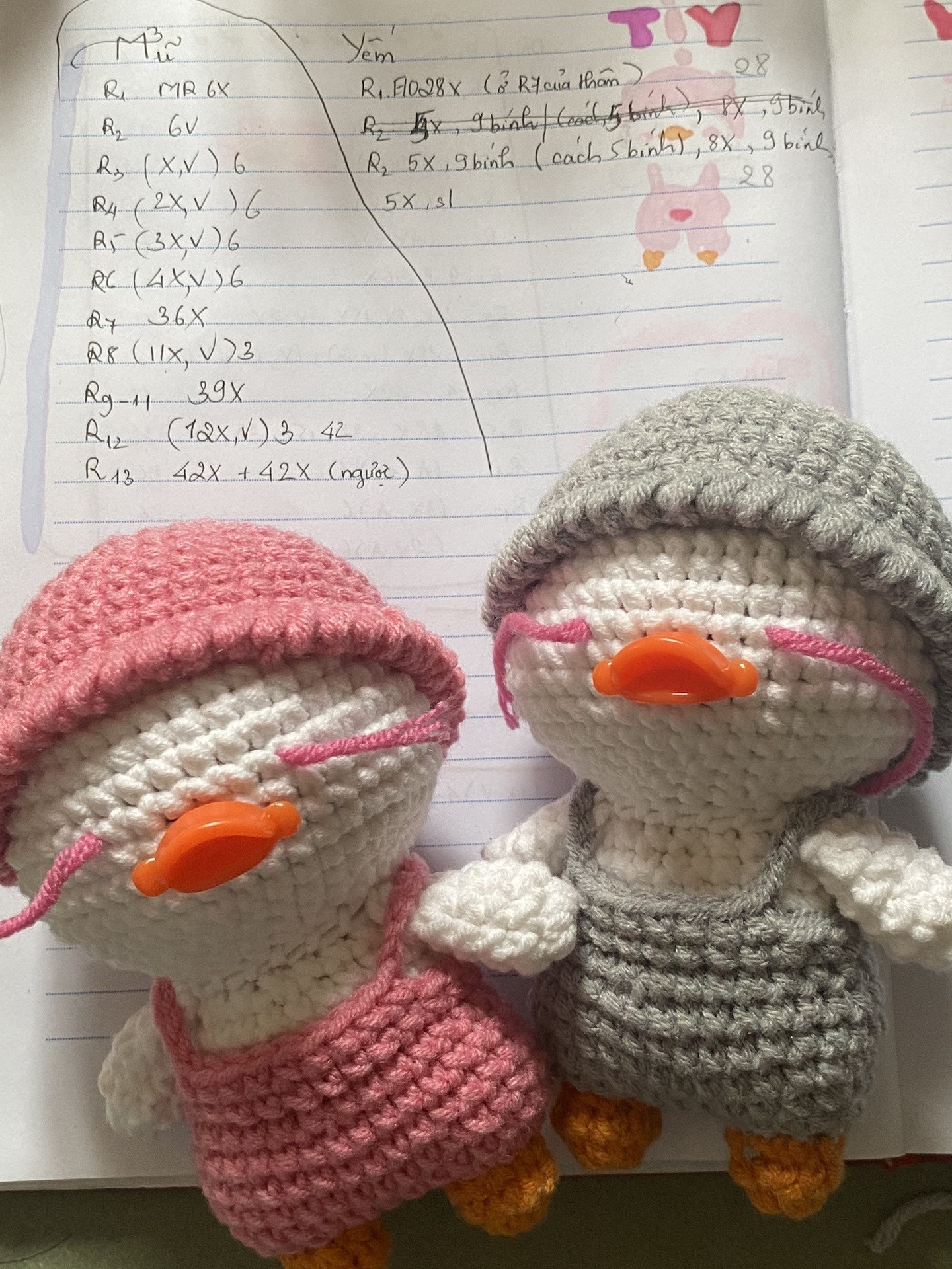 Hướng dẫn móc búp bê vịt mặc quần yếm gấu dễ thương