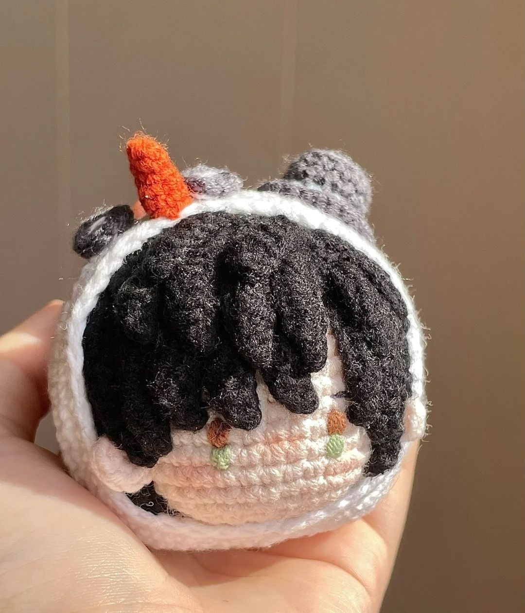 Hướng dẫn móc đầu người tuyết tóc đen, mũi cà rốt