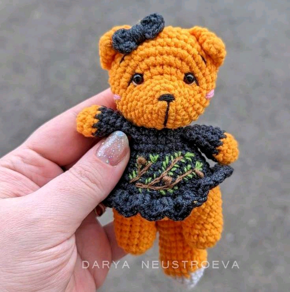 Hướng dẫn móc gấu bông màu cam mặc váy đen thêu lá