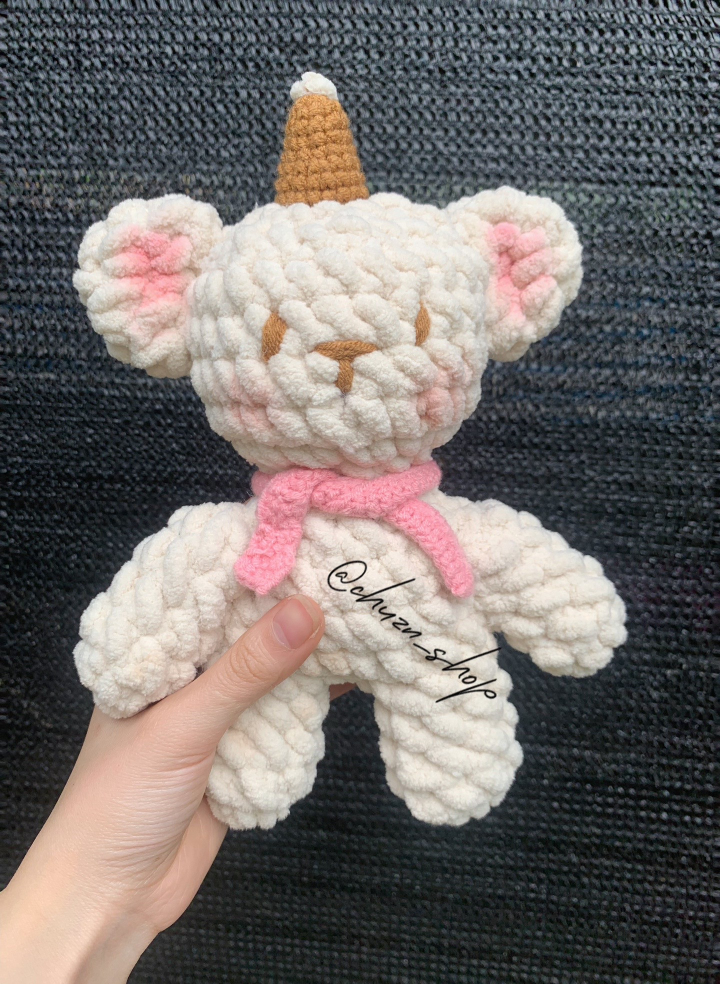 Hướng dẫn móc gấu bông Unicorn màu kem với khăn quàng hồng