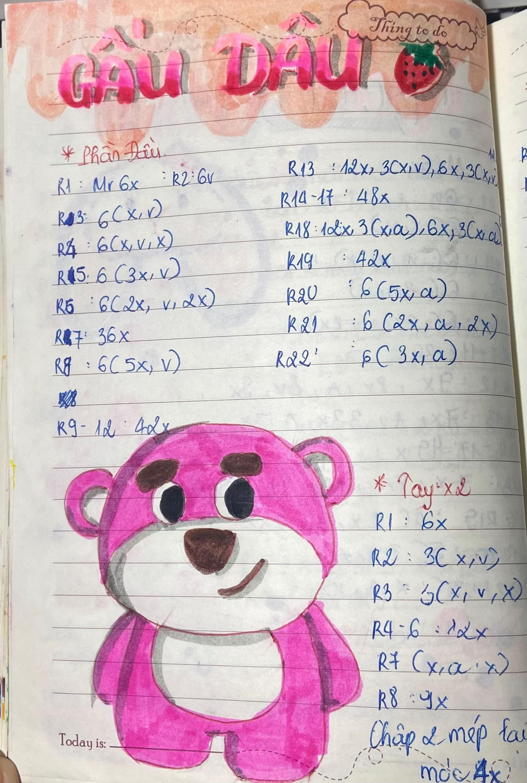 Hướng dẫn móc gấu dâu amigurumi màu hồng với khăn xanh, kèm hình ảnh thành phẩm và bản vẽ chi tiết