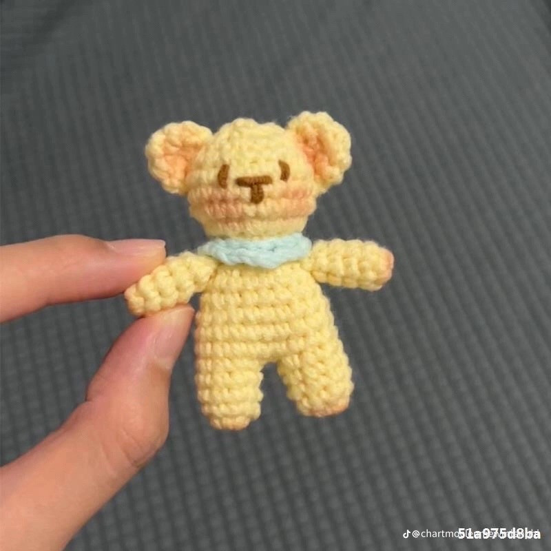 Hướng dẫn móc gấu mini màu vàng với khăn xanh