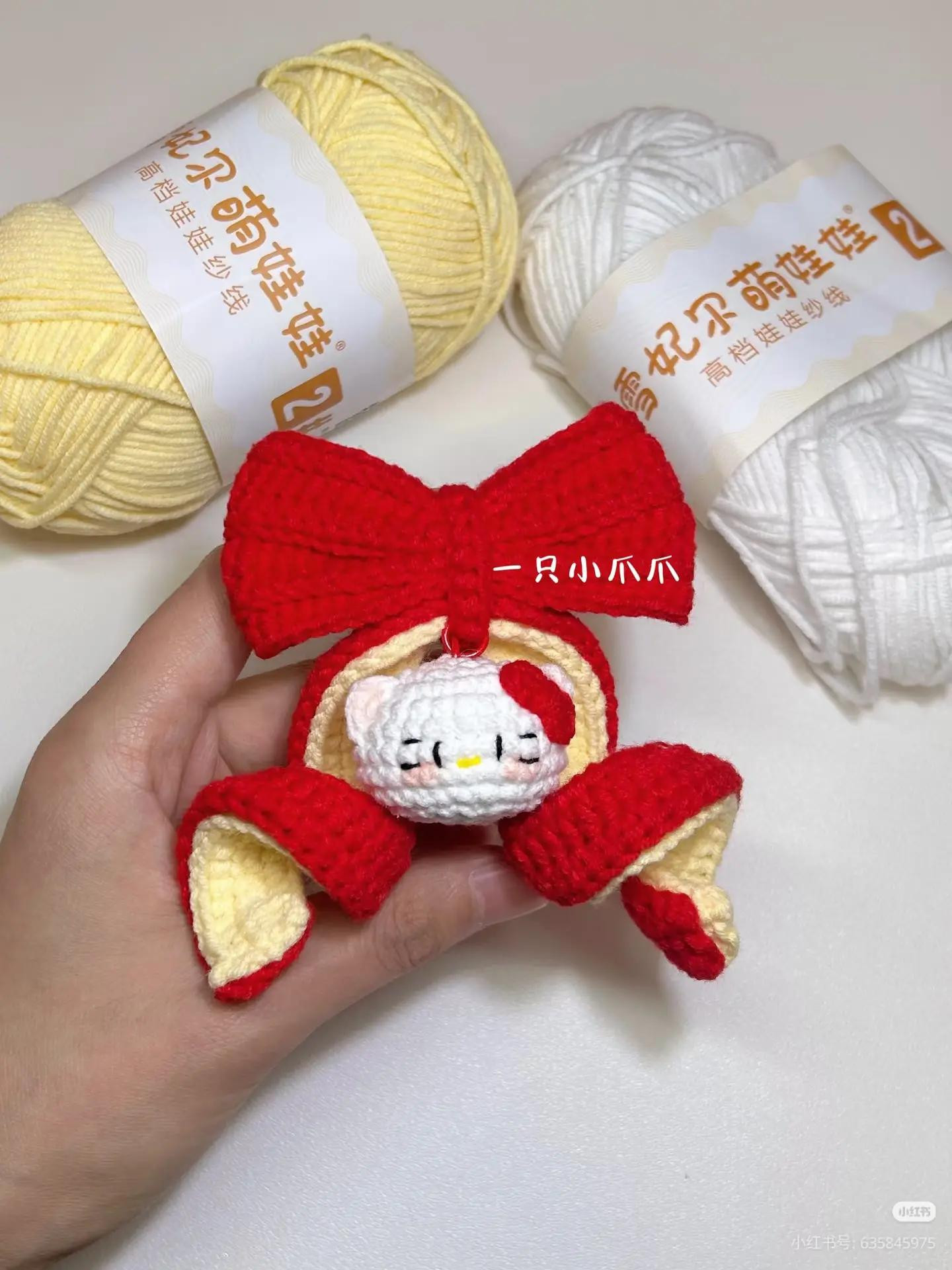 Hướng dẫn móc Hello Kitty trong vỏ táo đỏ vàng