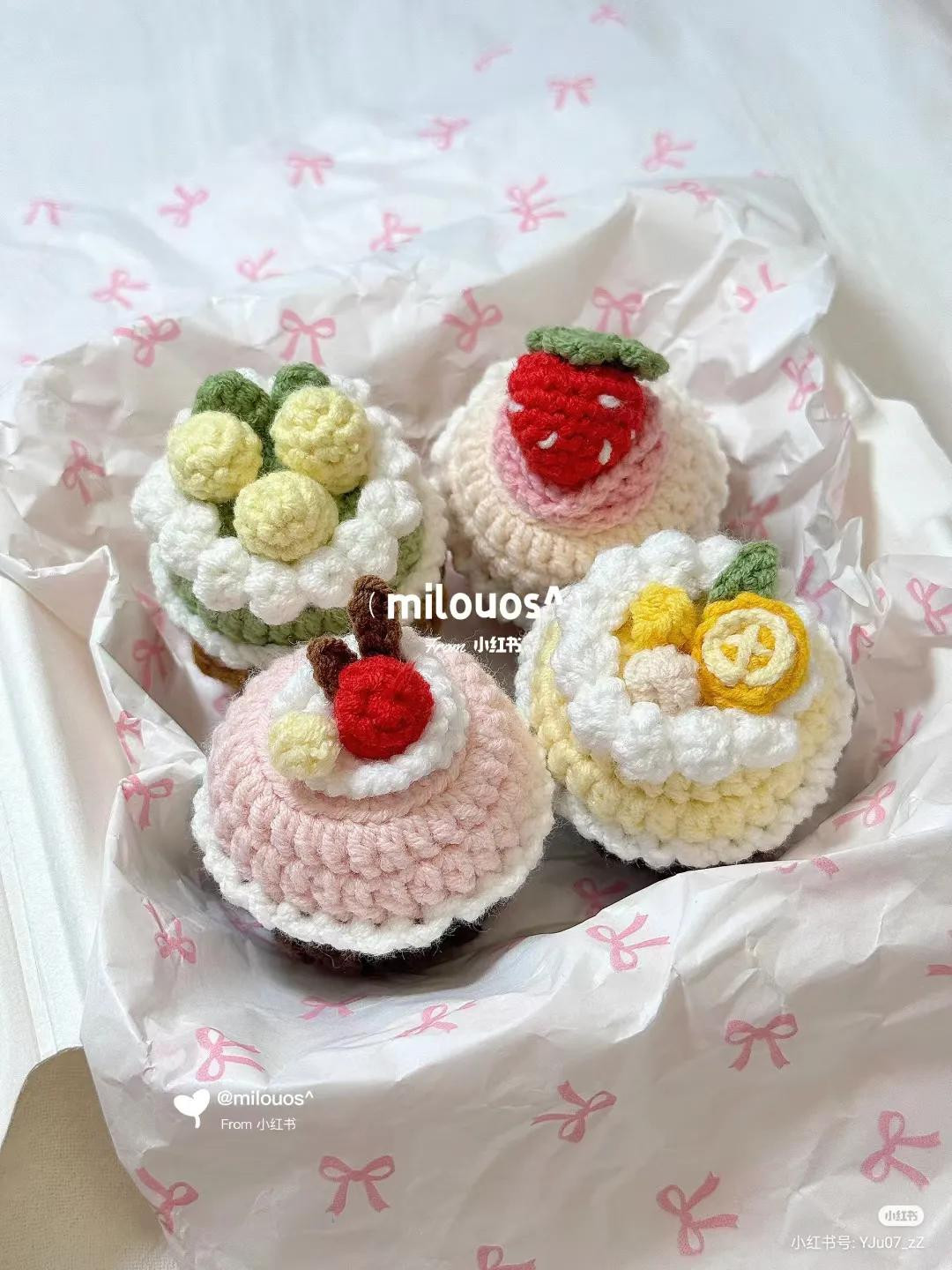 Hướng dẫn móc len bánh cupcake ngọt ngào với trang trí dâu tây, kem và hoa
