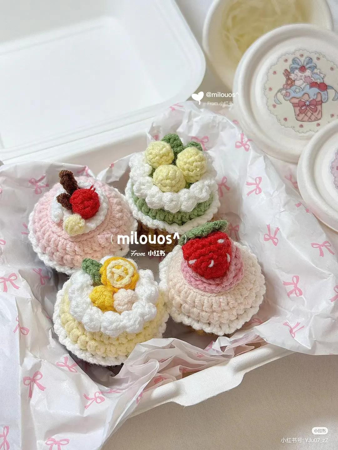 Hướng dẫn móc len bánh cupcake ngọt ngào với trang trí dâu tây, kem và hoa