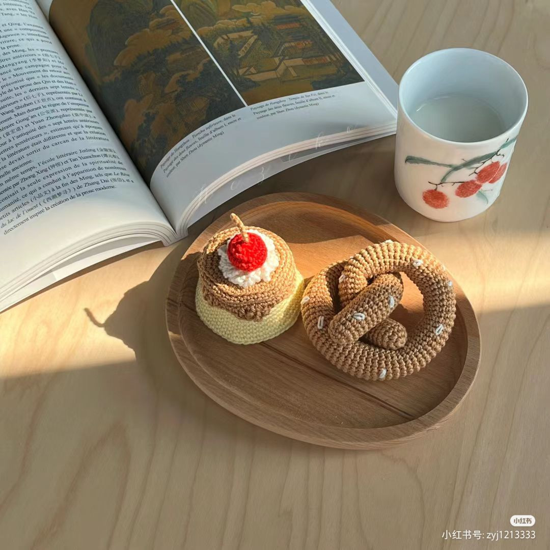 Hướng dẫn móc len bánh mì xoắn Pretzel và bánh kem