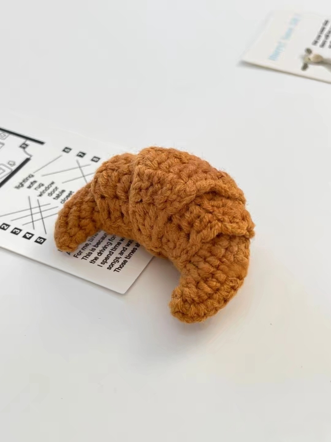 Hướng dẫn móc len Bánh sừng bò màu nâu