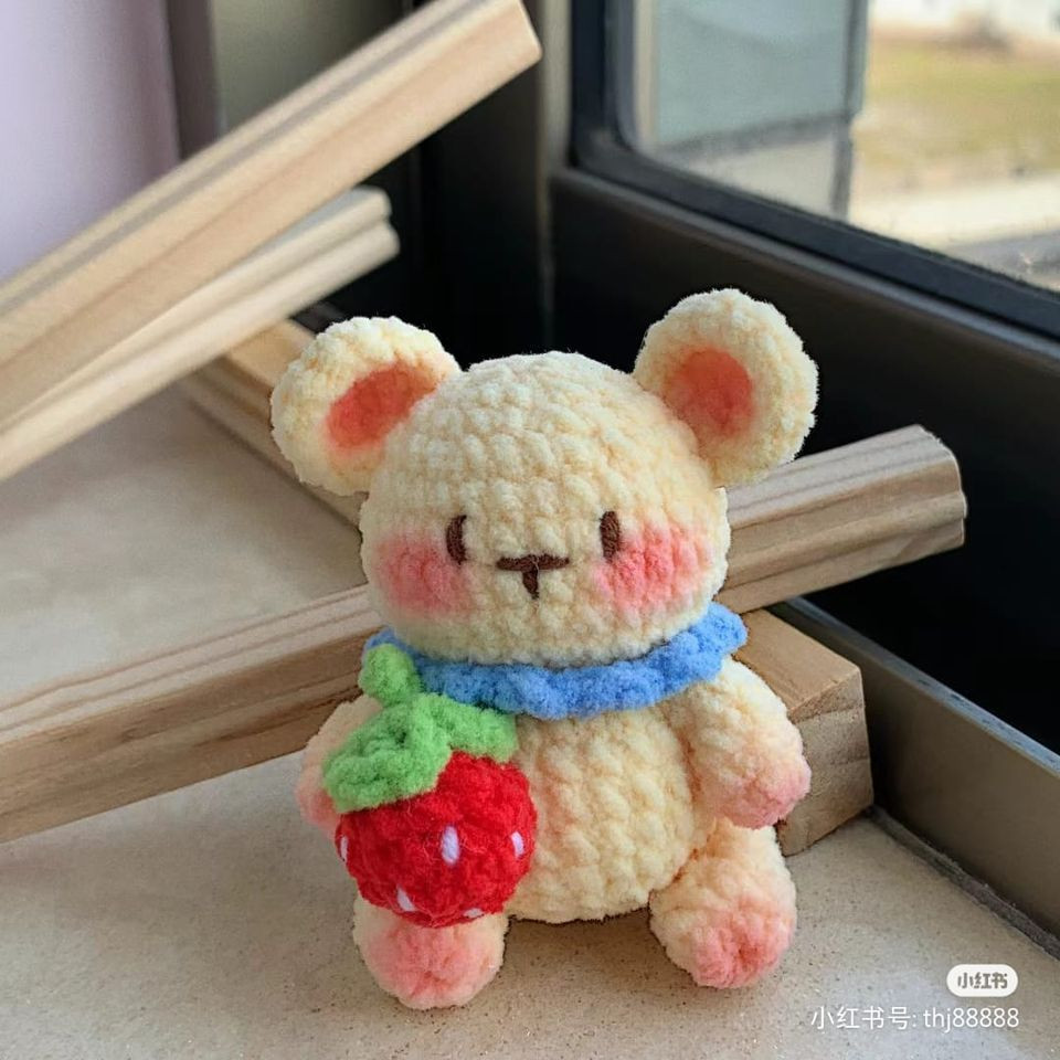 Hướng dẫn móc len bé gấu cầm dâu màu kem dễ thương