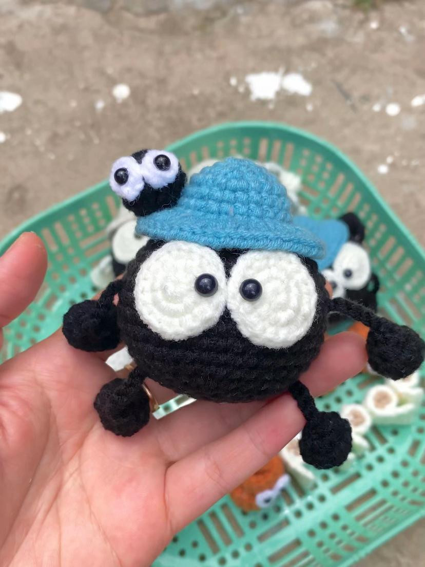 Hướng dẫn móc len búp bê Bọ Hung dễ thương với mắt to và mũ xanh