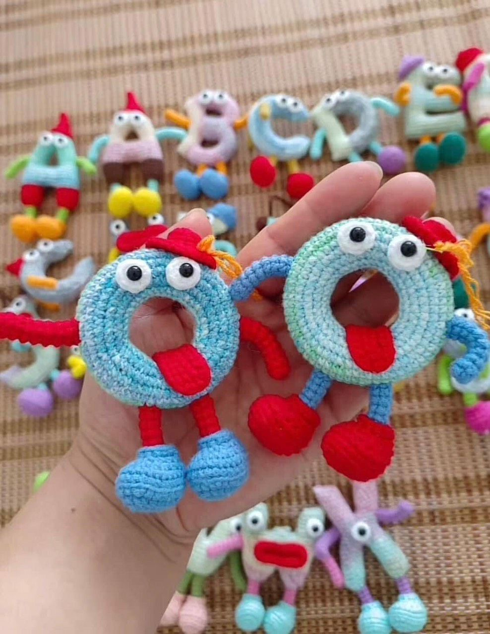 Hướng dẫn móc len búp bê chữ cái O, A và các nhân vật hoạt hình dễ thương