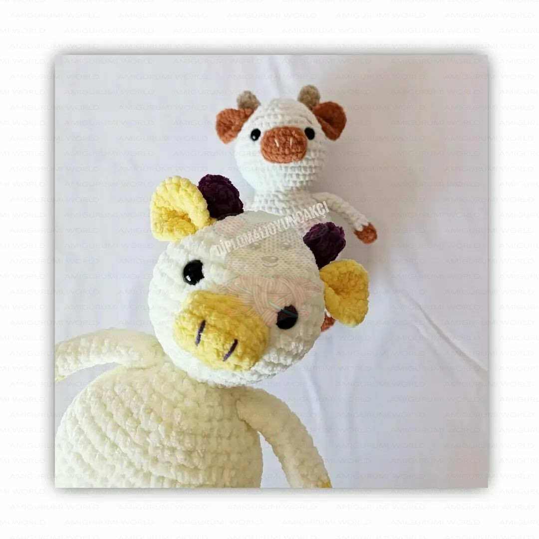 Hướng dẫn móc len búp bê con bò từ sợi nhung màu trắng và nâu