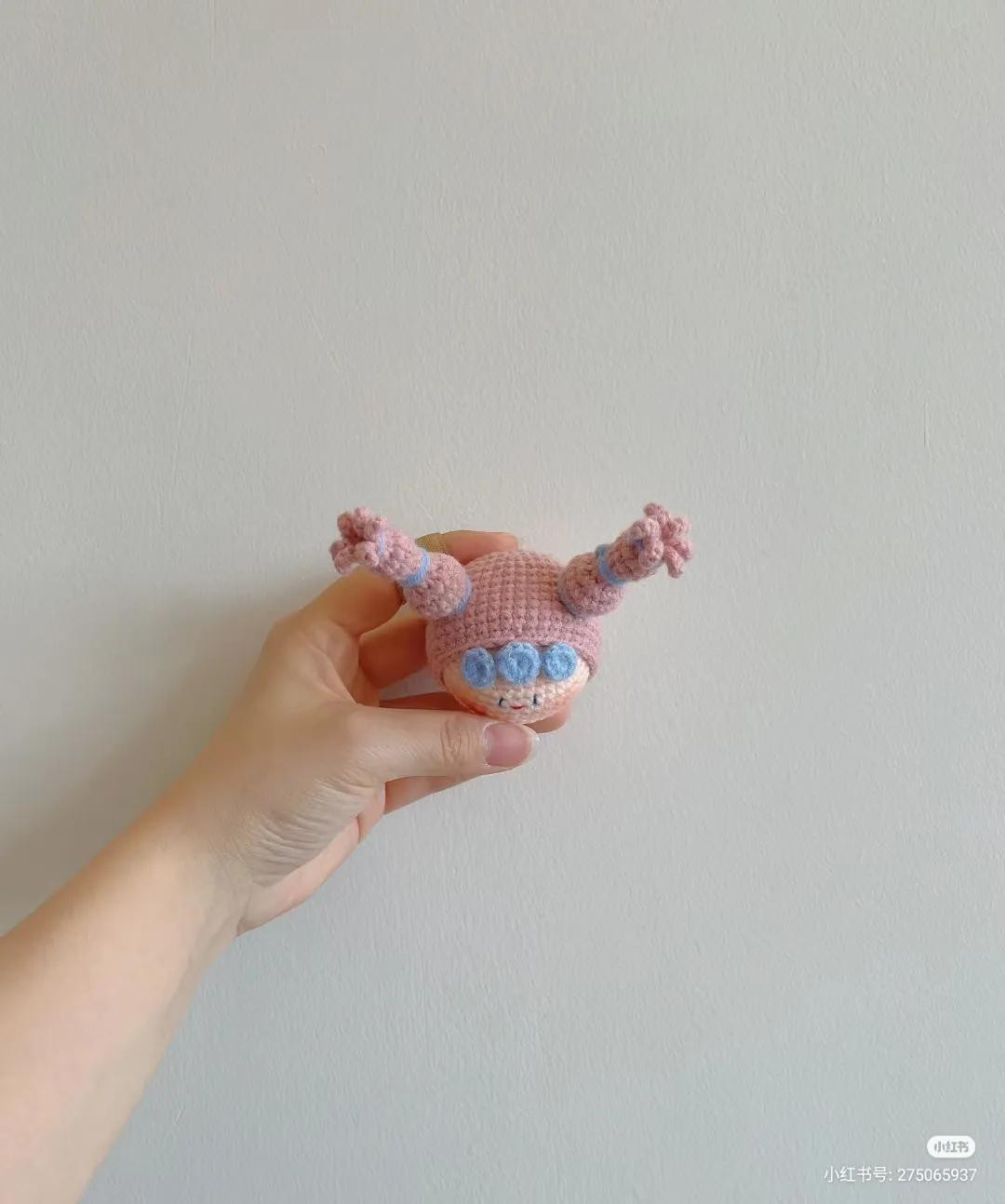 Hướng dẫn móc len búp bê đầu tròn tóc xanh hồng