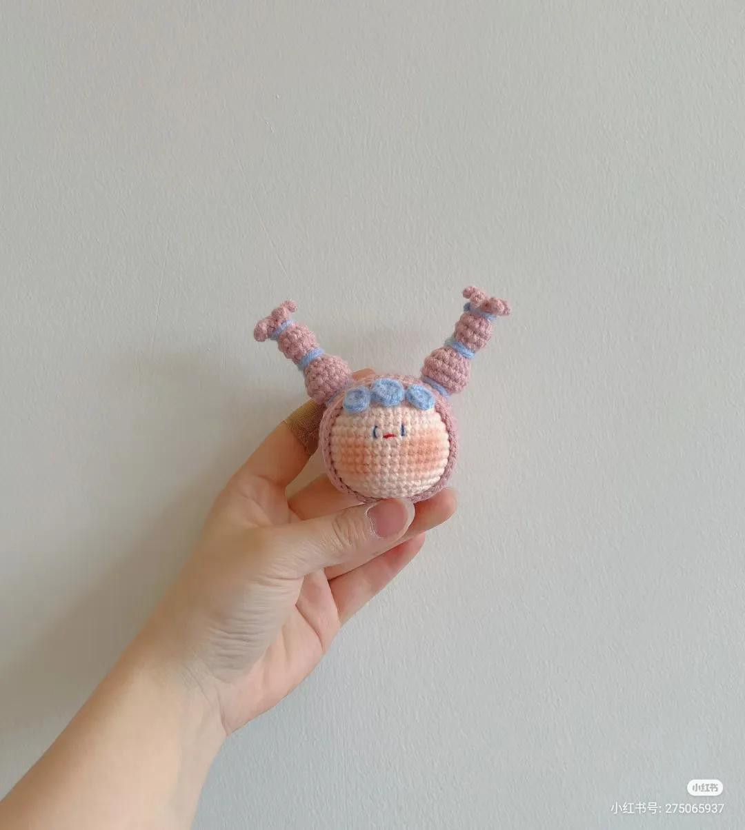 Hướng dẫn móc len búp bê đầu tròn tóc xanh hồng