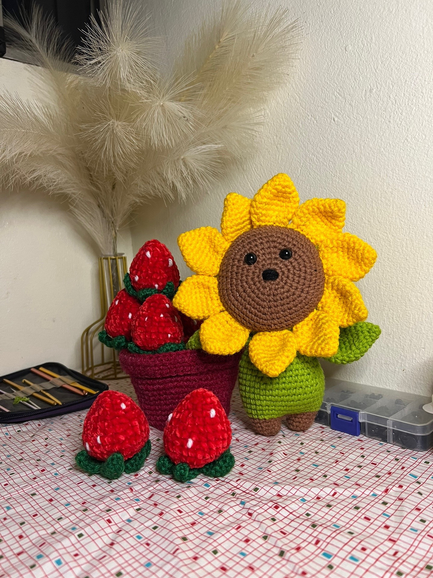 Hướng dẫn móc len búp bê hướng dương và chậu dâu tây