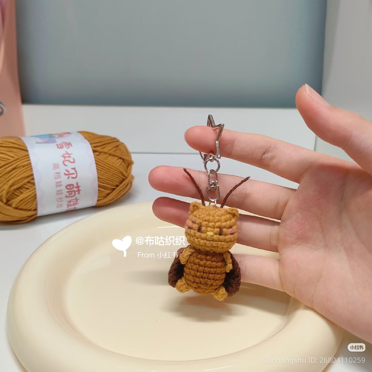 Hướng dẫn móc len búp bê Kitty Cockroach màu nâu vàng