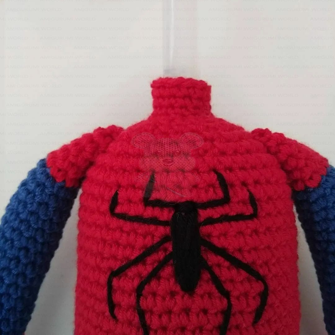 Hướng dẫn móc len búp bê nhện người nhện màu đỏ xanh với biểu tượng nhện đen và mắt trắng