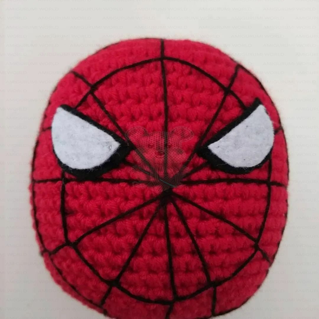 Hướng dẫn móc len búp bê nhện người nhện màu đỏ xanh với biểu tượng nhện đen và mắt trắng