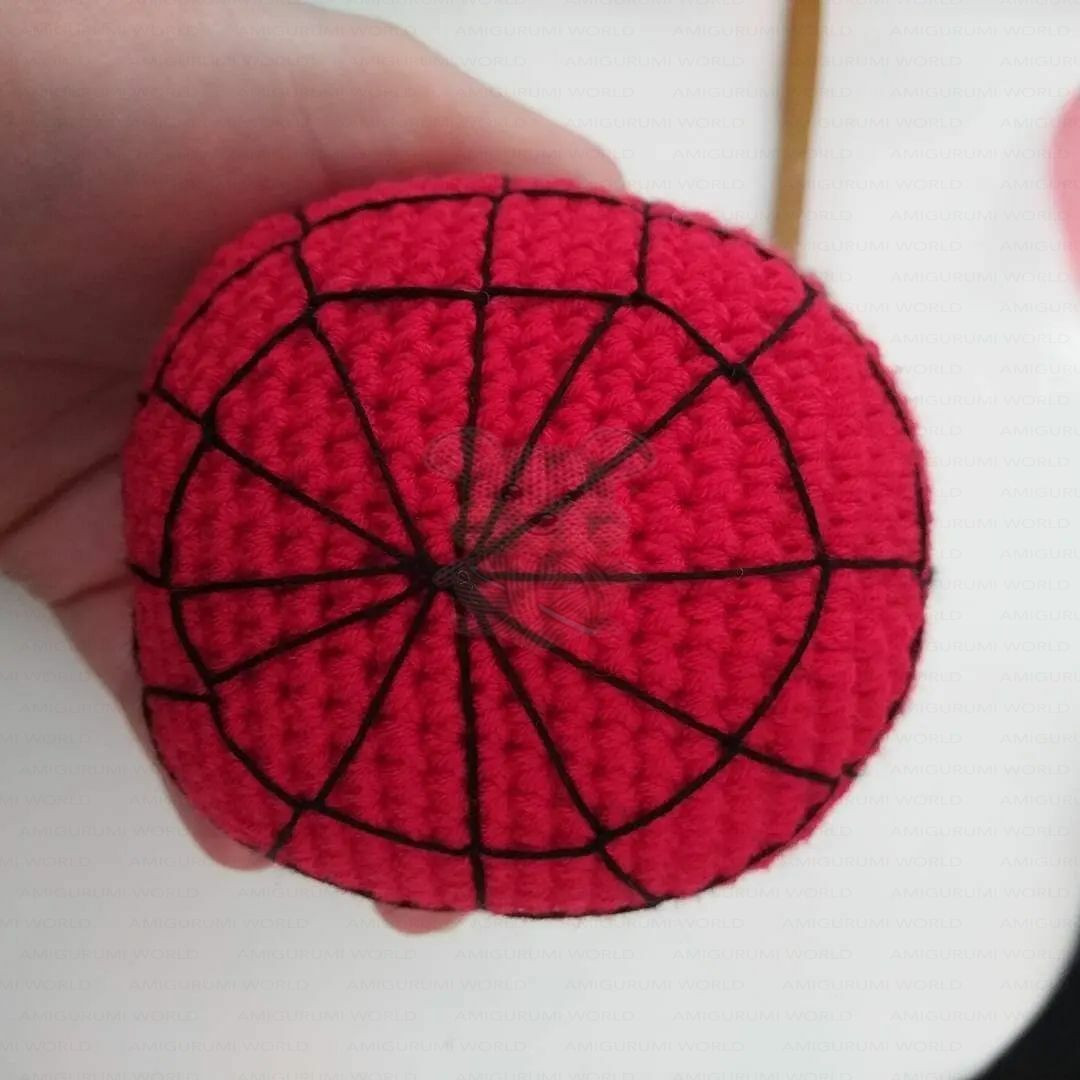 Hướng dẫn móc len búp bê nhện người nhện màu đỏ xanh với biểu tượng nhện đen và mắt trắng