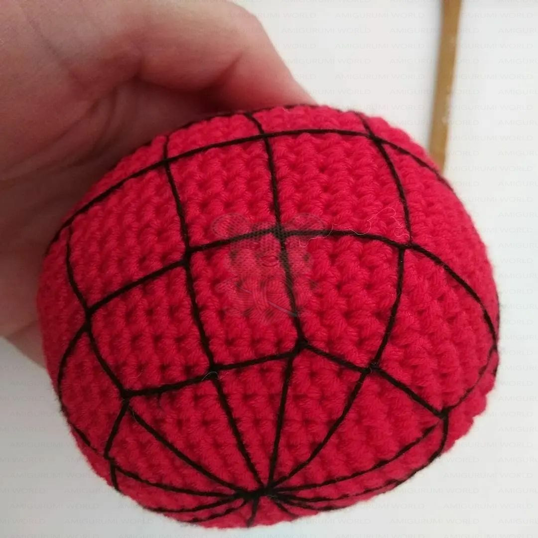 Hướng dẫn móc len búp bê nhện người nhện màu đỏ xanh với biểu tượng nhện đen và mắt trắng