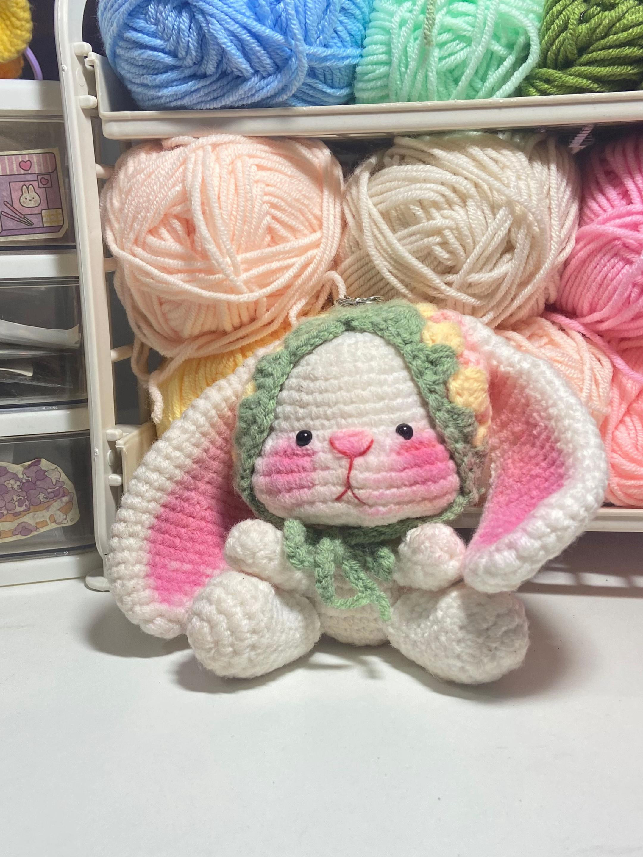 Hướng dẫn móc len búp bê thỏ amigurumi dễ thương với tai dài, má hồng và vòng hoa xanh