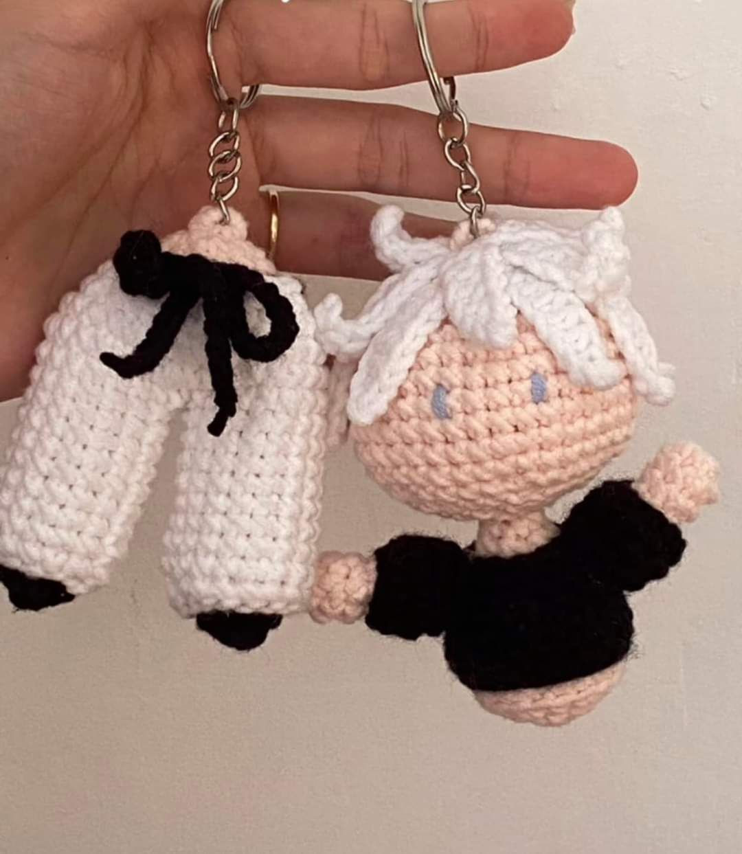 Hướng dẫn móc len búp bê tóc trắng quần áo đen và quần trắng