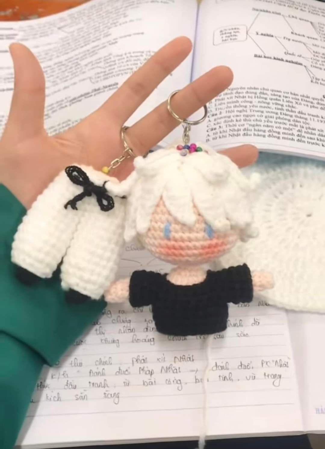 Hướng dẫn móc len búp bê tóc trắng quần áo đen và quần trắng