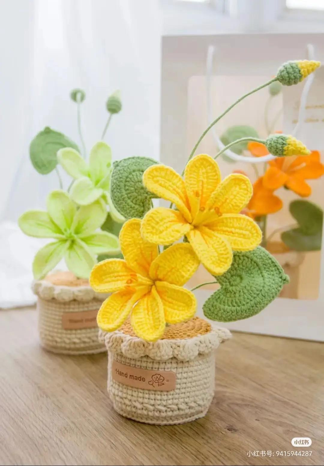 Hướng dẫn móc len chậu hoa tùng du với chart chi tiết từng hàng, bao gồm phần chậu, đất, cánh hoa, lá và nụ