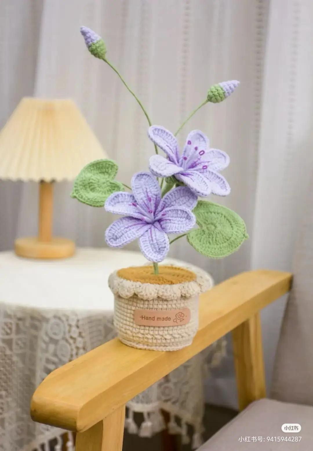 Hướng dẫn móc len chậu hoa tùng du với chart chi tiết từng hàng, bao gồm phần chậu, đất, cánh hoa, lá và nụ