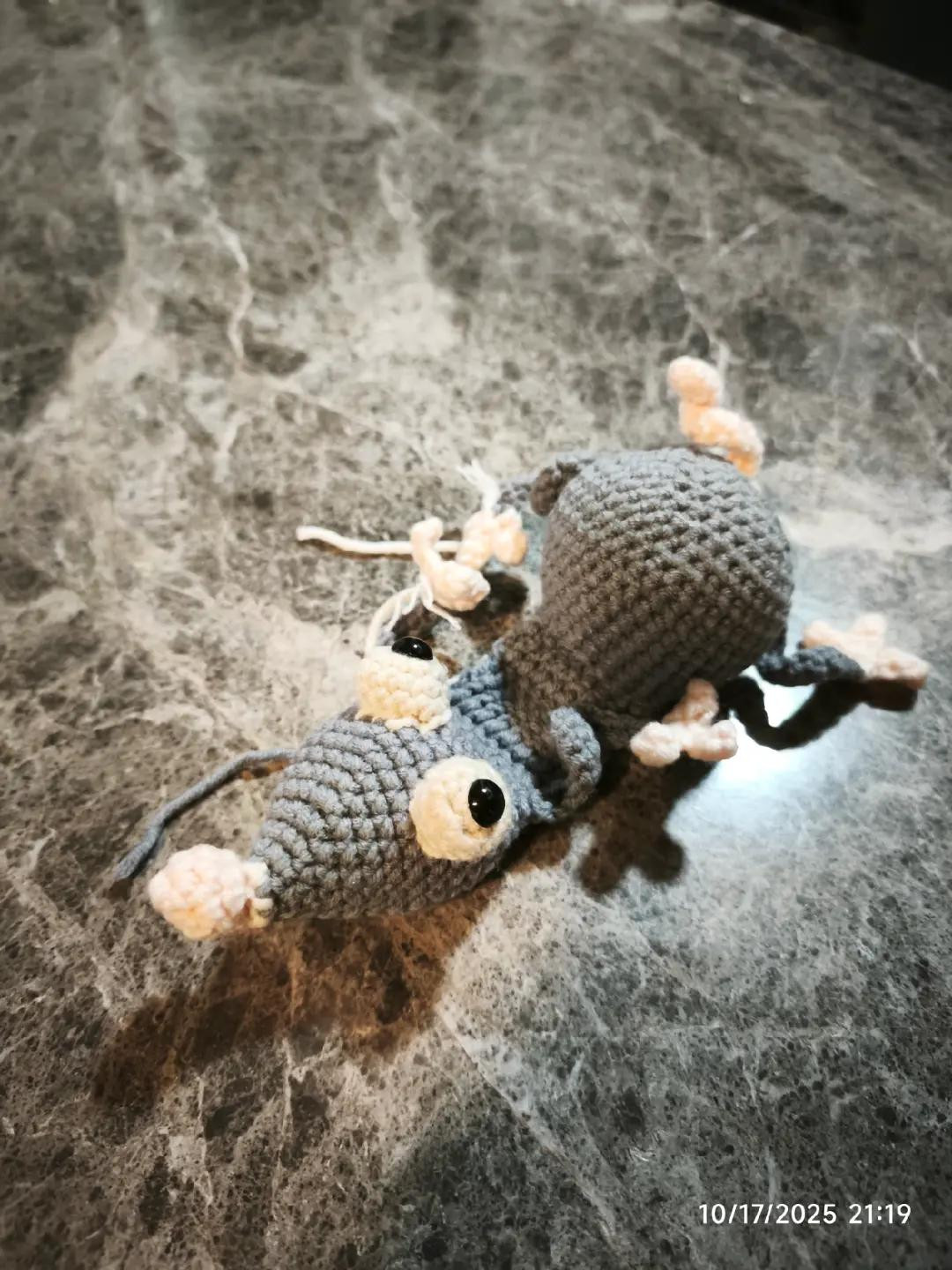 Hướng dẫn móc len chuột chụm cửa màu xám