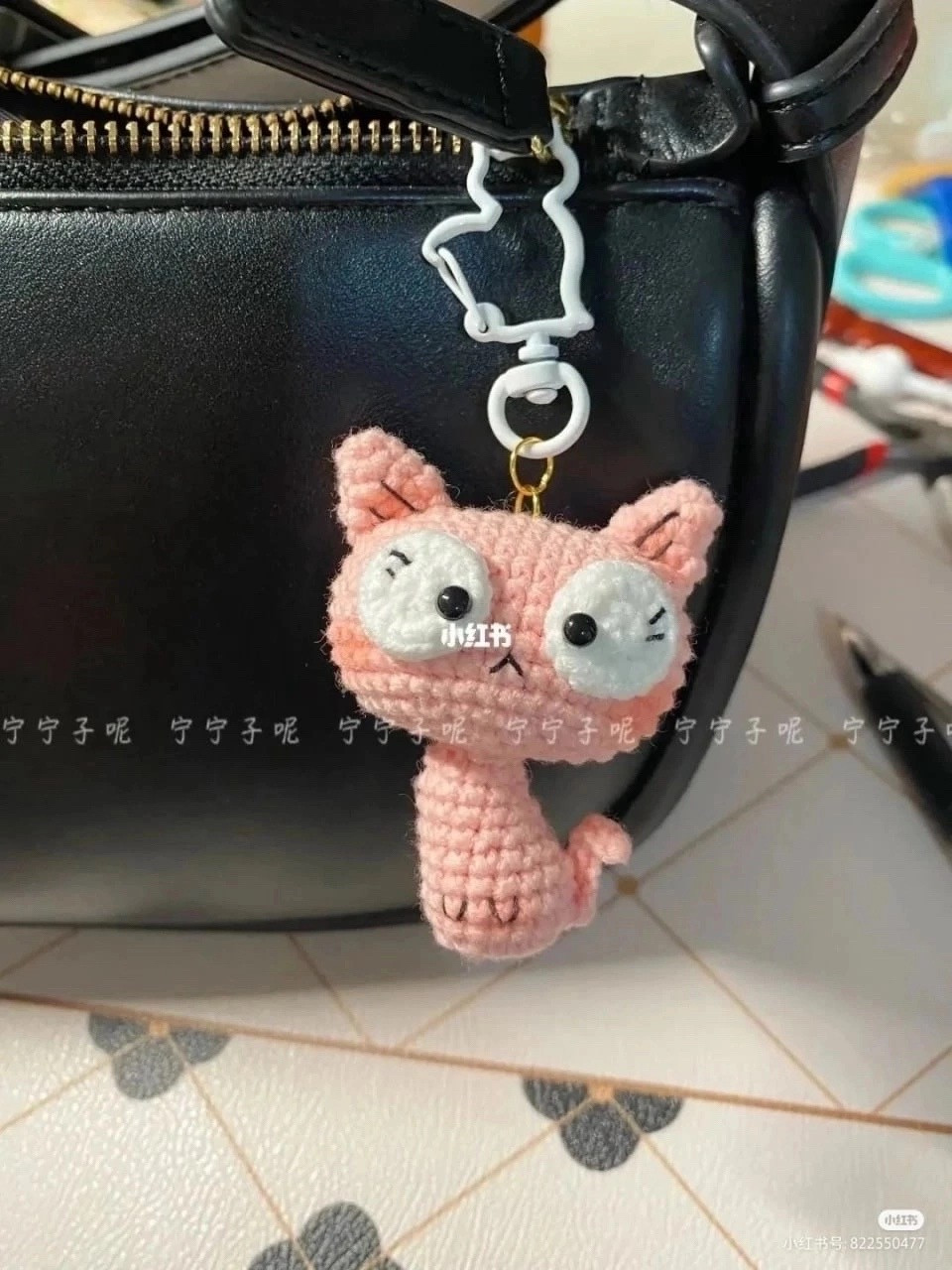 Hướng dẫn móc len con mèo chìa khóa dễ thương màu hồng và đen