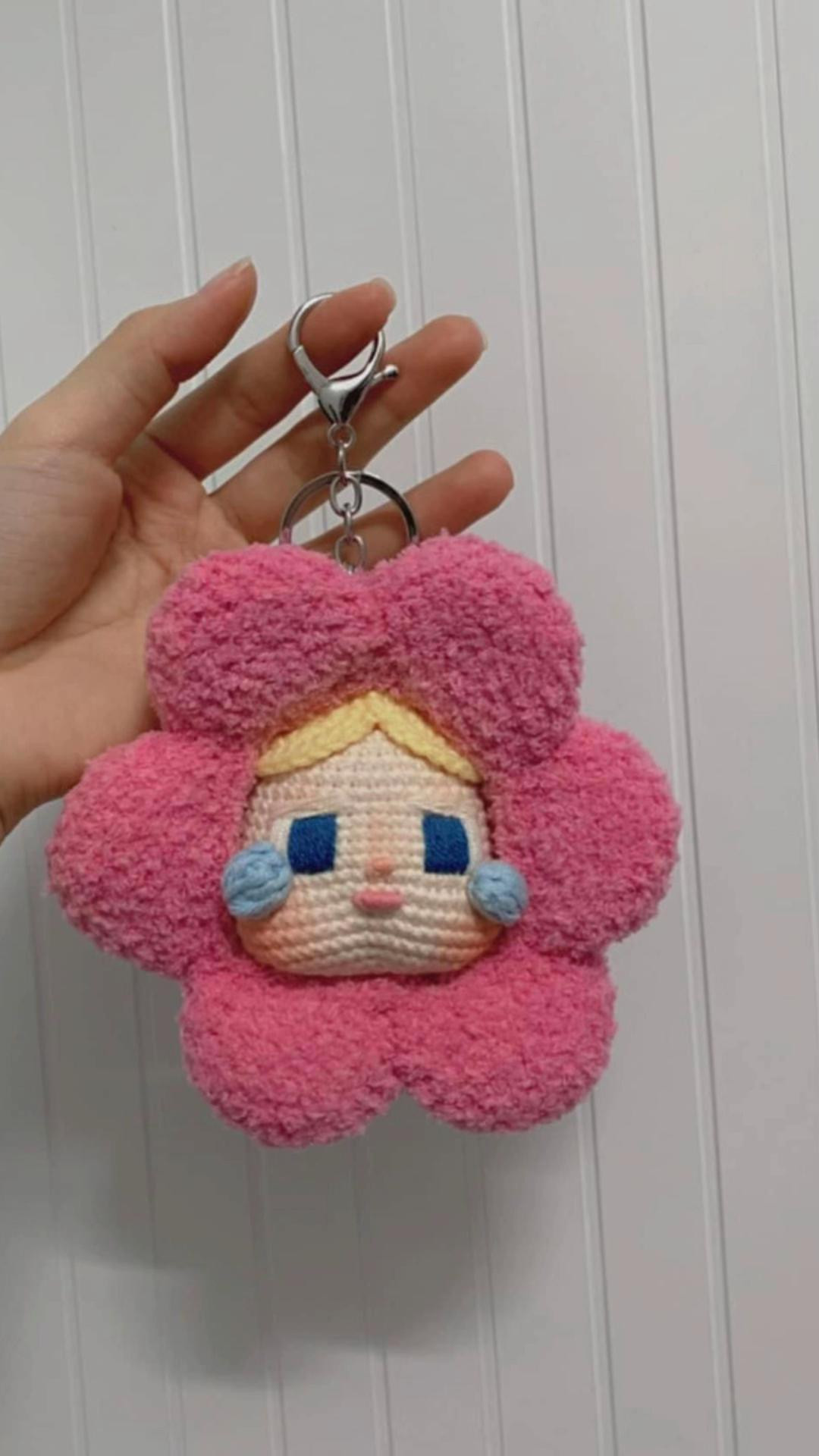 Hướng dẫn móc len CRY BABY hình hoa hồng với mắt khóc, sử dụng len chanelle và len xù