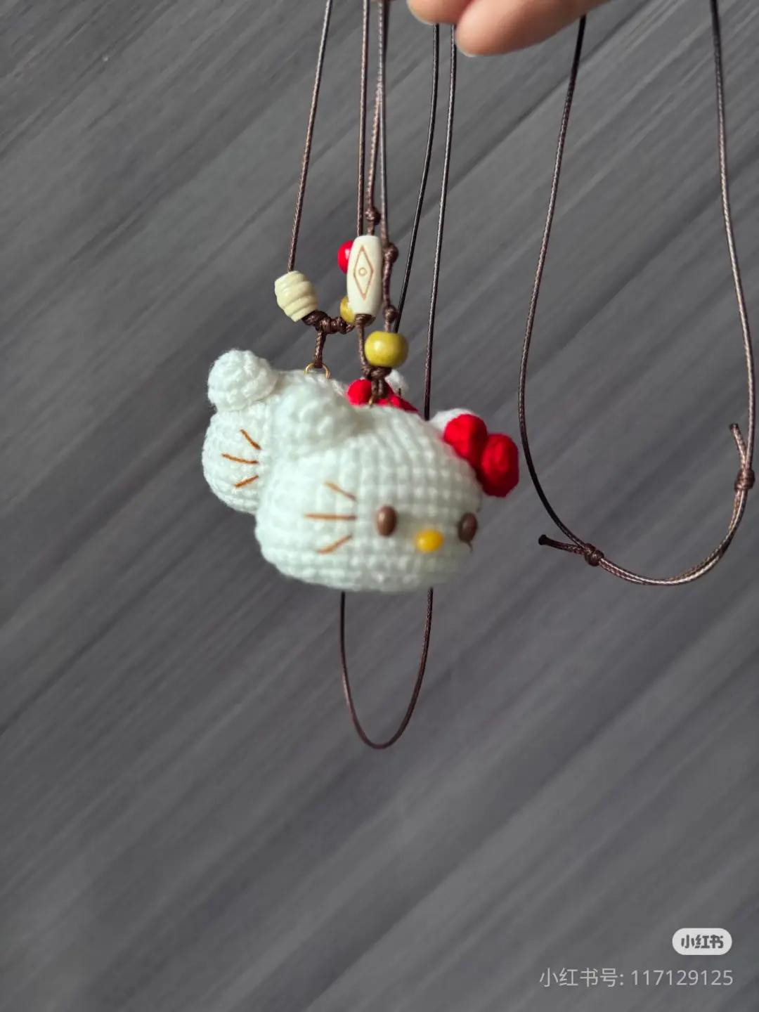 Hướng dẫn móc len đầu Hello Kitty trắng với nơ đỏ và hạt trang trí