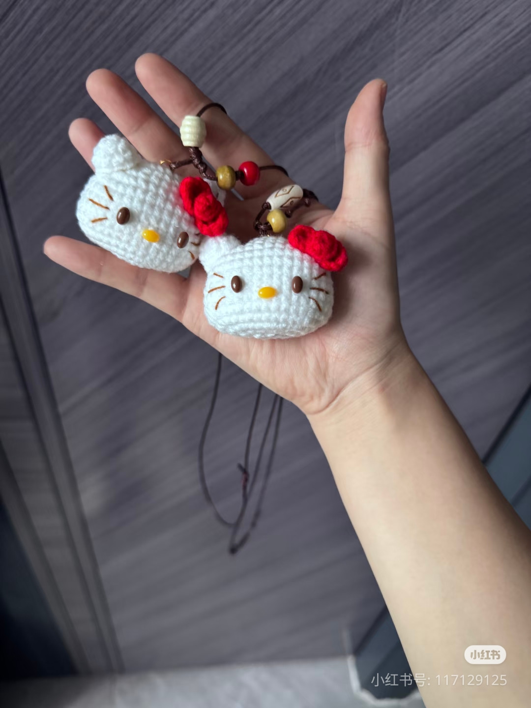 Hướng dẫn móc len đầu Hello Kitty trắng với nơ đỏ và hạt trang trí