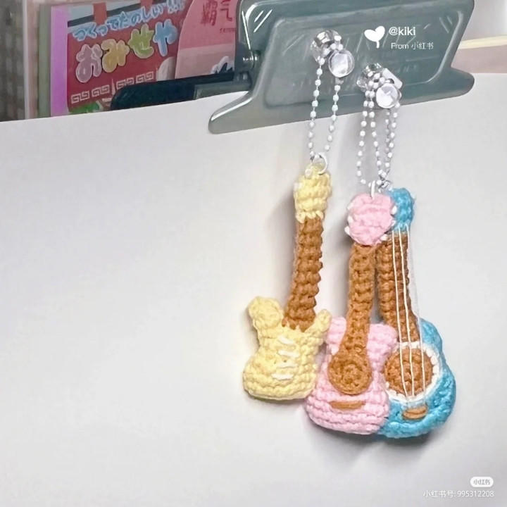 Hướng dẫn móc len dây treo đàn guitar mini
