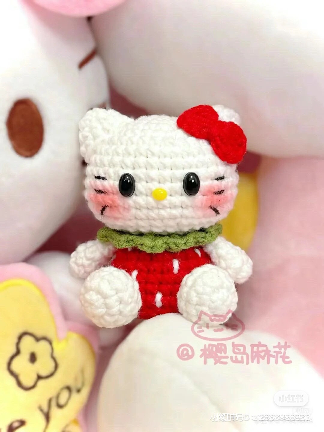 Hướng dẫn móc len Hello Kitty phiên bản may mắn với nơ vàng