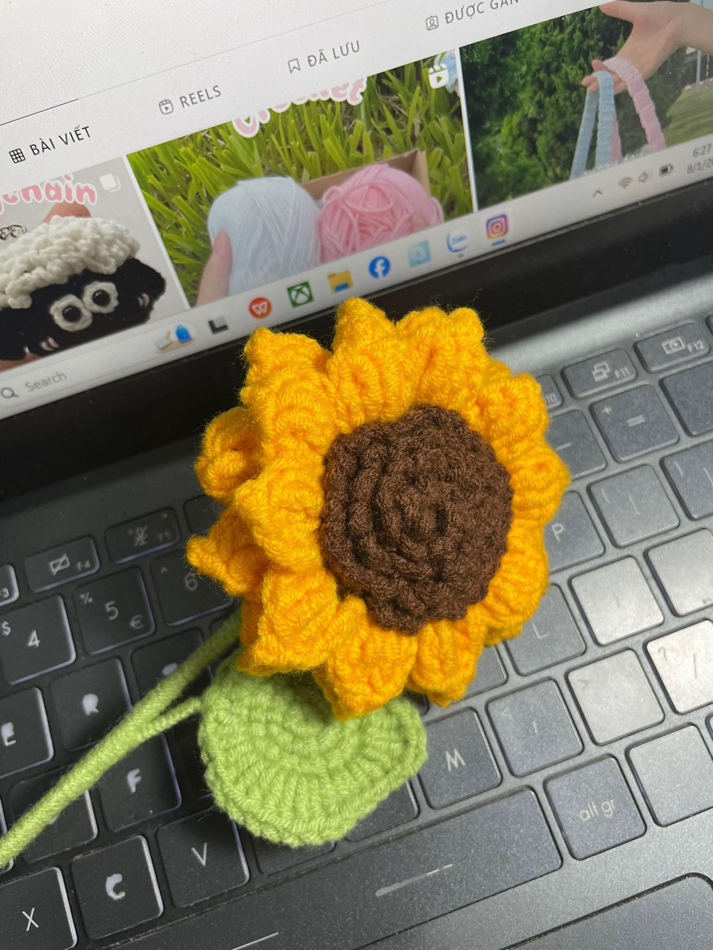 Hướng dẫn móc len hoa hướng dương chi tiết: cách làm cánh, nhụy, đài và lá