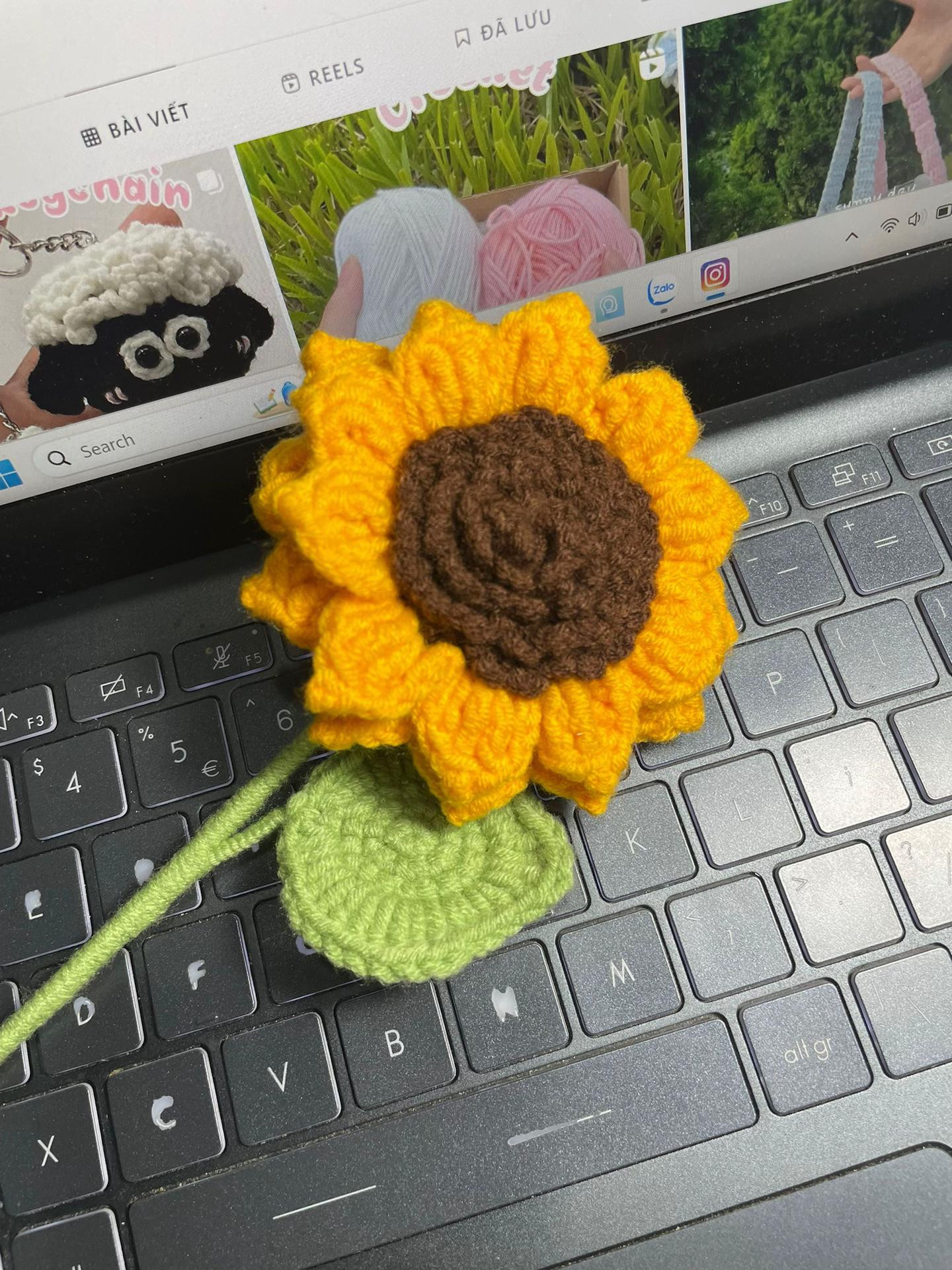Hướng dẫn móc len hoa hướng dương chi tiết: cách làm cánh, nhụy, đài và lá
