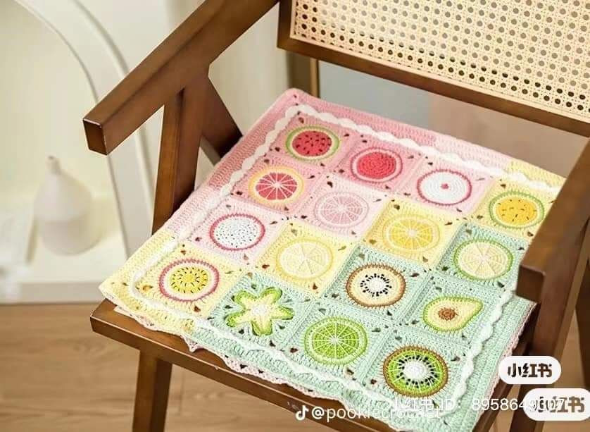 Hướng dẫn móc len hoa quả tươi mát: Túi và tấm trải ghế