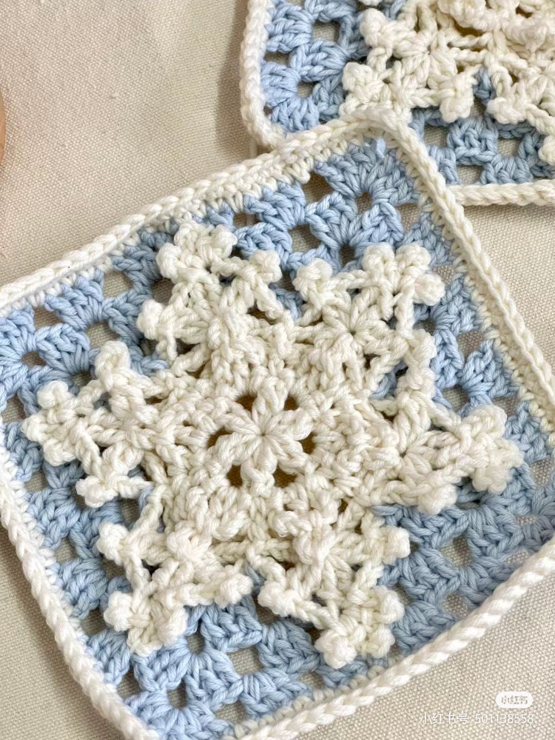 Hướng dẫn móc len hoa tuyết hình vuông màu xanh và kem