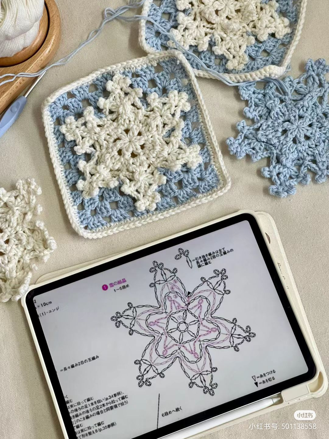 Hướng dẫn móc len hoa tuyết hình vuông màu xanh và kem