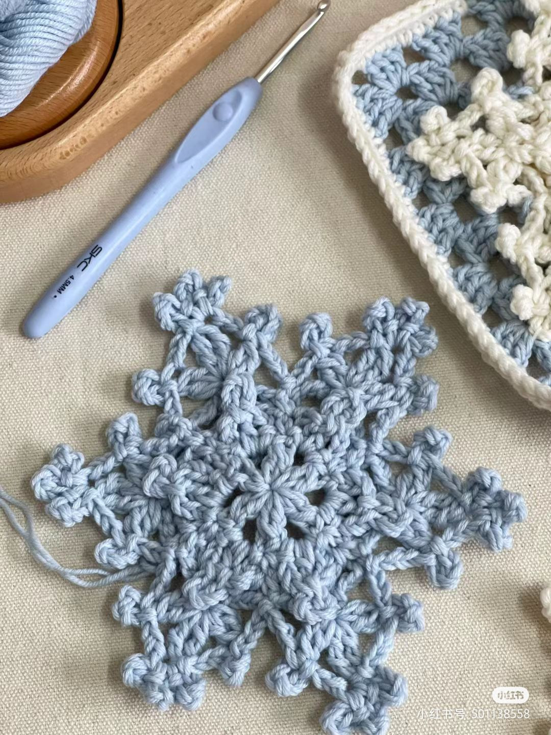 Hướng dẫn móc len hoa tuyết hình vuông màu xanh và kem