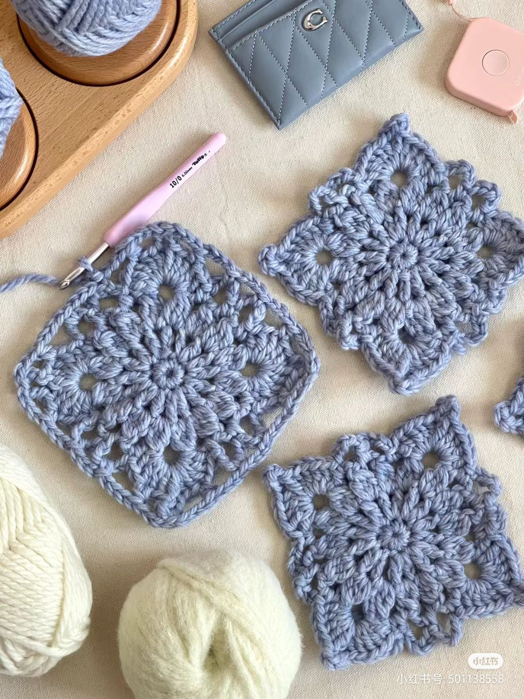 Hướng dẫn móc len hoa tuyết hình vuông màu xanh và kem