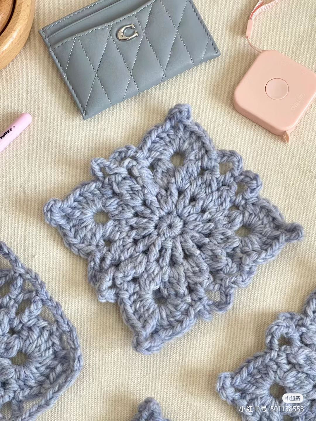 Hướng dẫn móc len hoa tuyết hình vuông màu xanh và kem