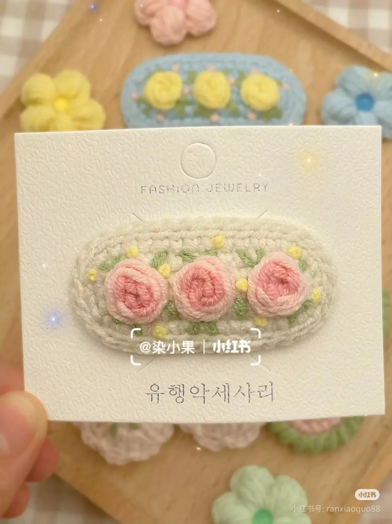 Hướng dẫn móc len kẹp tóc hoa hồng và hoa cúc pastel