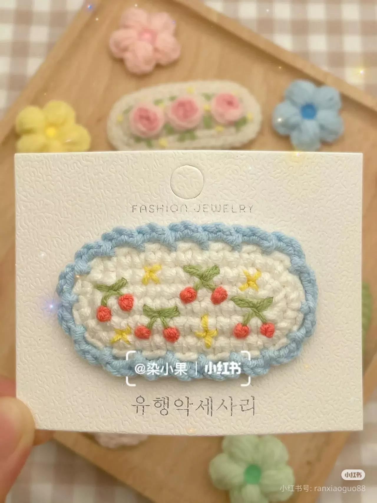 Hướng dẫn móc len kẹp tóc hoa hồng và hoa cúc pastel