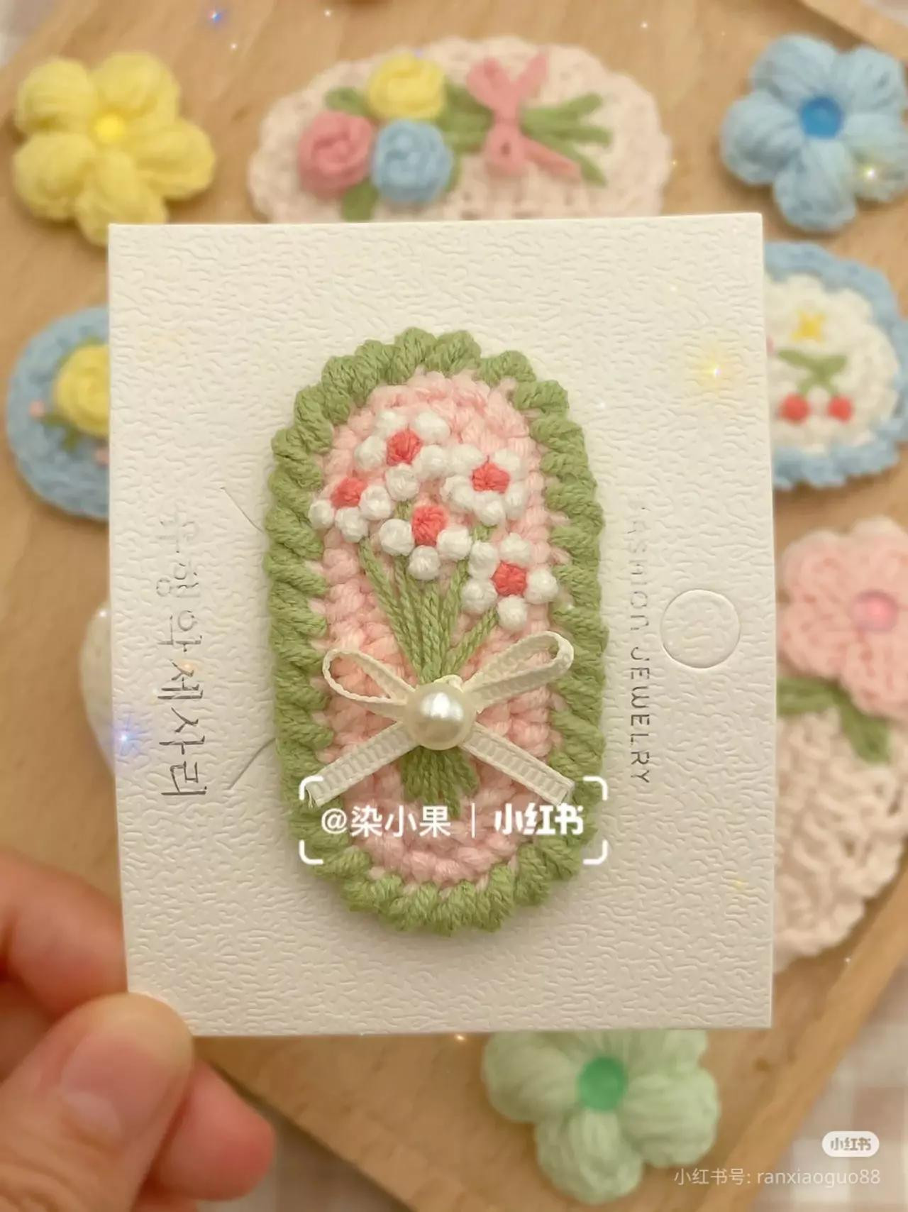 Hướng dẫn móc len kẹp tóc hoa hồng và hoa cúc pastel