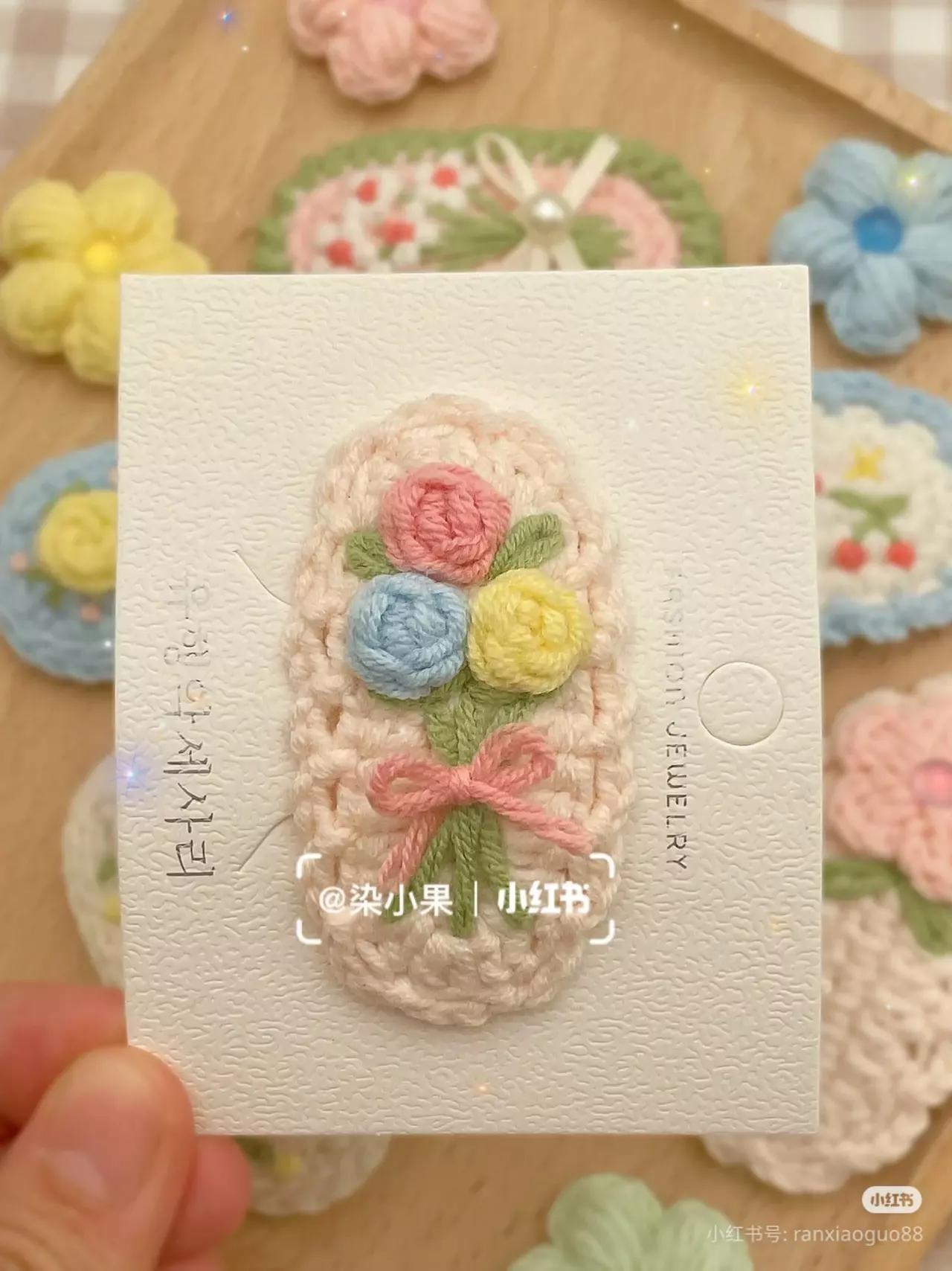 Hướng dẫn móc len kẹp tóc hoa hồng và hoa cúc pastel