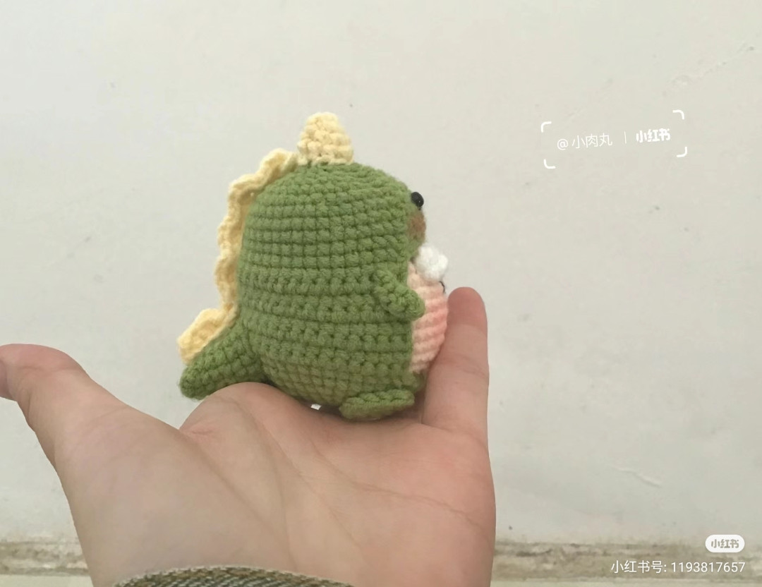 Hướng dẫn móc len khủng long nhỏ mặc mochi