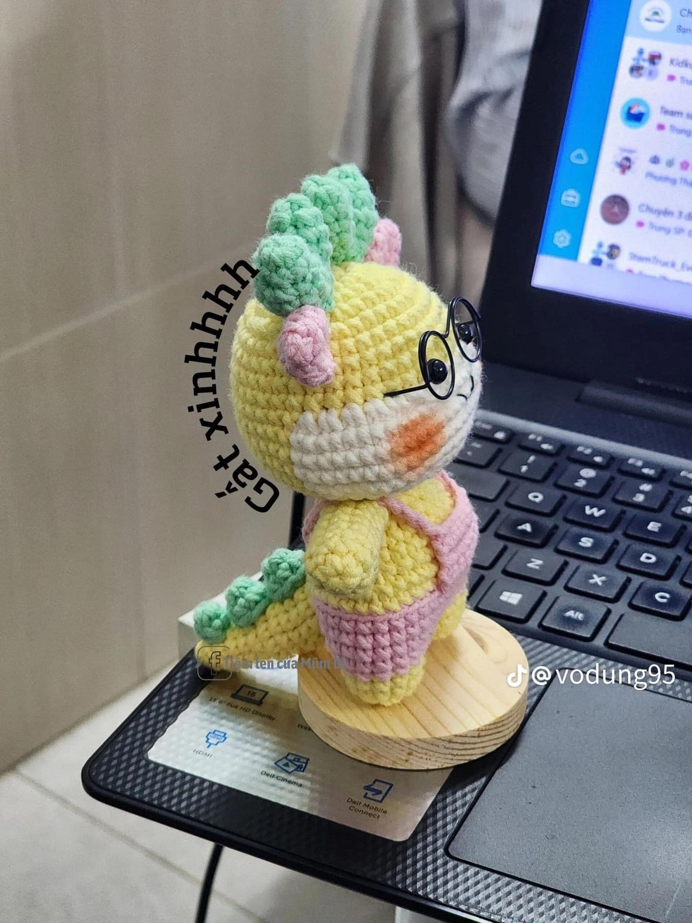 Hướng dẫn móc len rồng vàng mặc quần yếm hồng xanh